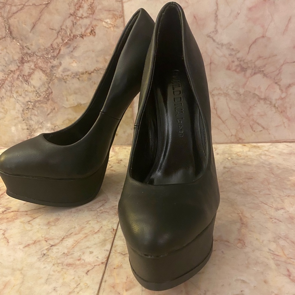 Wild Diva Lounge black platform pumps